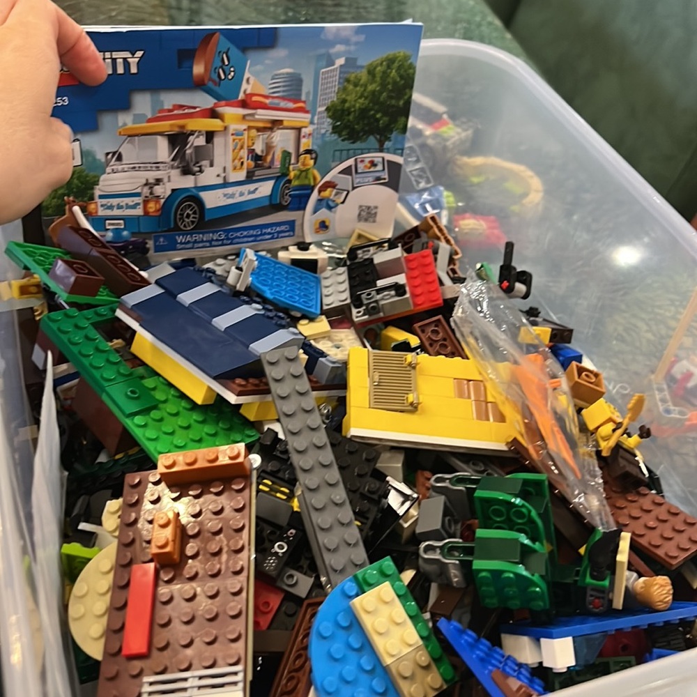 Huge variety of Legos 🏝🦖🌸🏄‍♀️🥰😍 - Picture 3 of 6